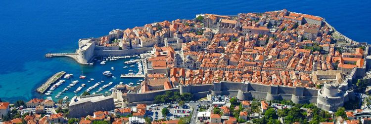 Panorama view of the old town Dubrovnik in Croatia © Melanie Sommer/Shutterstock
